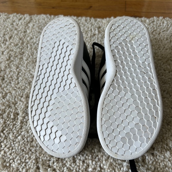 Boys 10.5 Adidas Court Sneaker - Picture 6 of 6